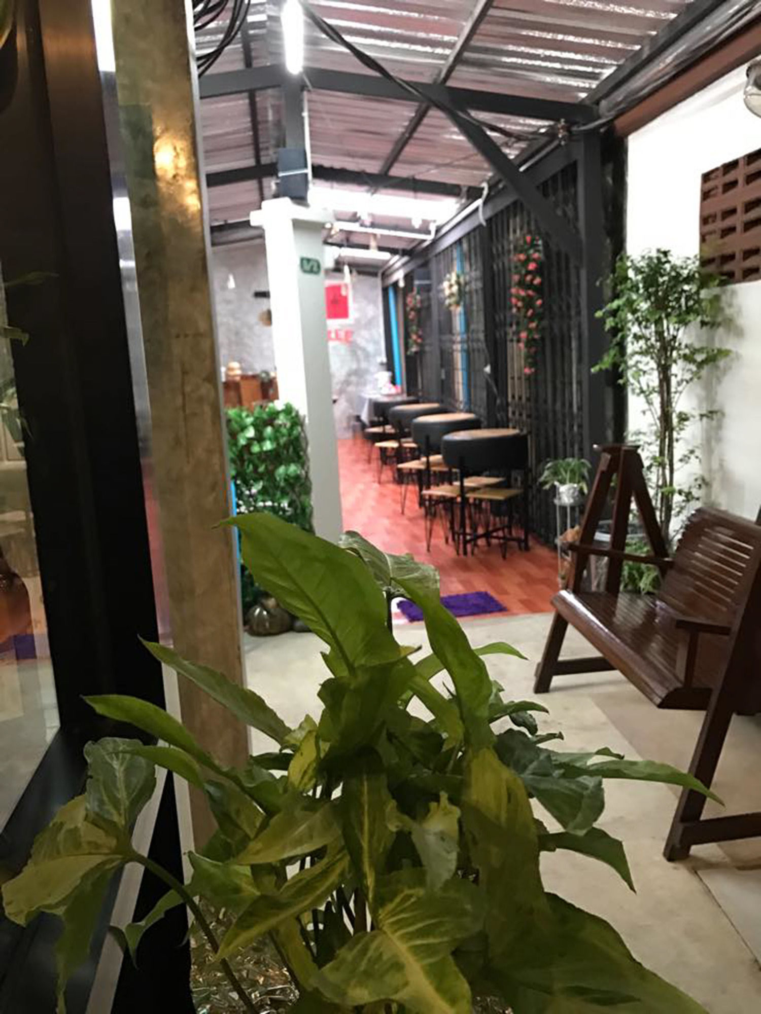 The Alley Hostel & Bistro