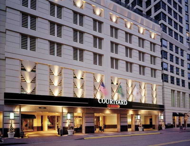 Courtyard by Marriott Chicago Downtown/River North