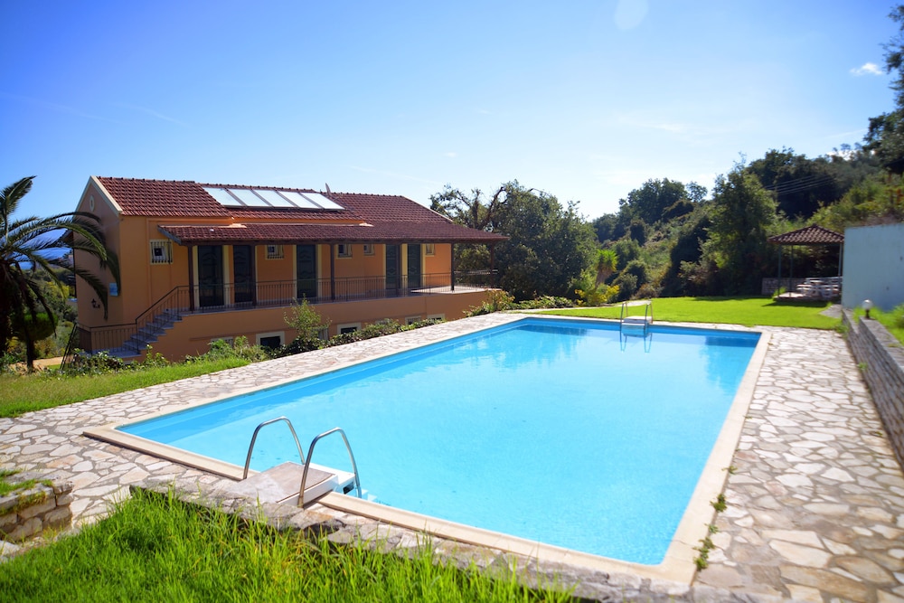 Alexandros Apartments