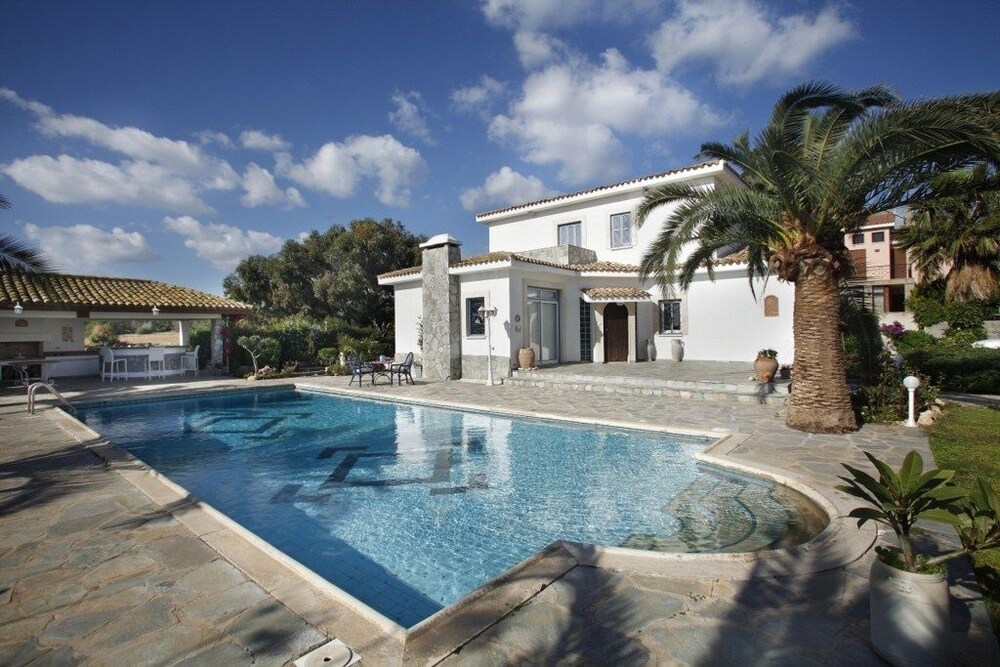 Mazeri Villa