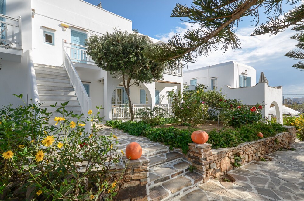Birikos Studio & Apartments