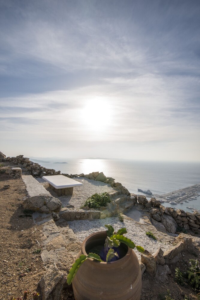 Manolia View