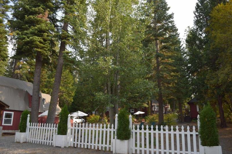 Tahoma Meadows Bed and Breakfast Cottages
