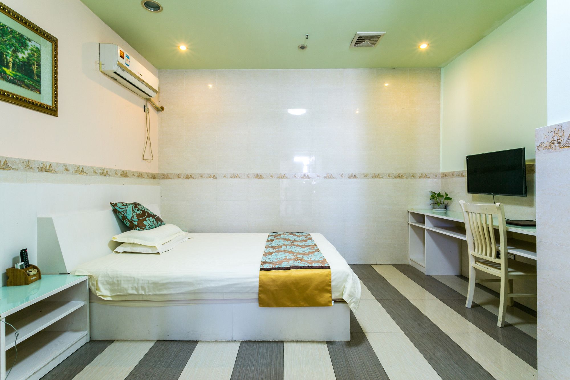 Shanghai Blue House Business Hotel
