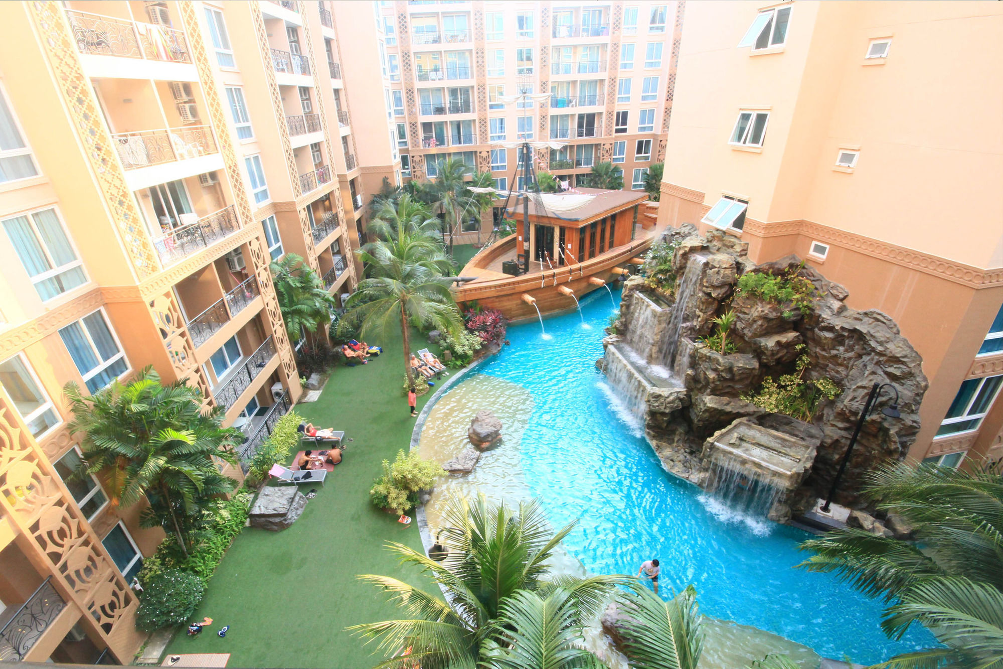 Atlantis Condo And Water Park Pattaya By The Sea