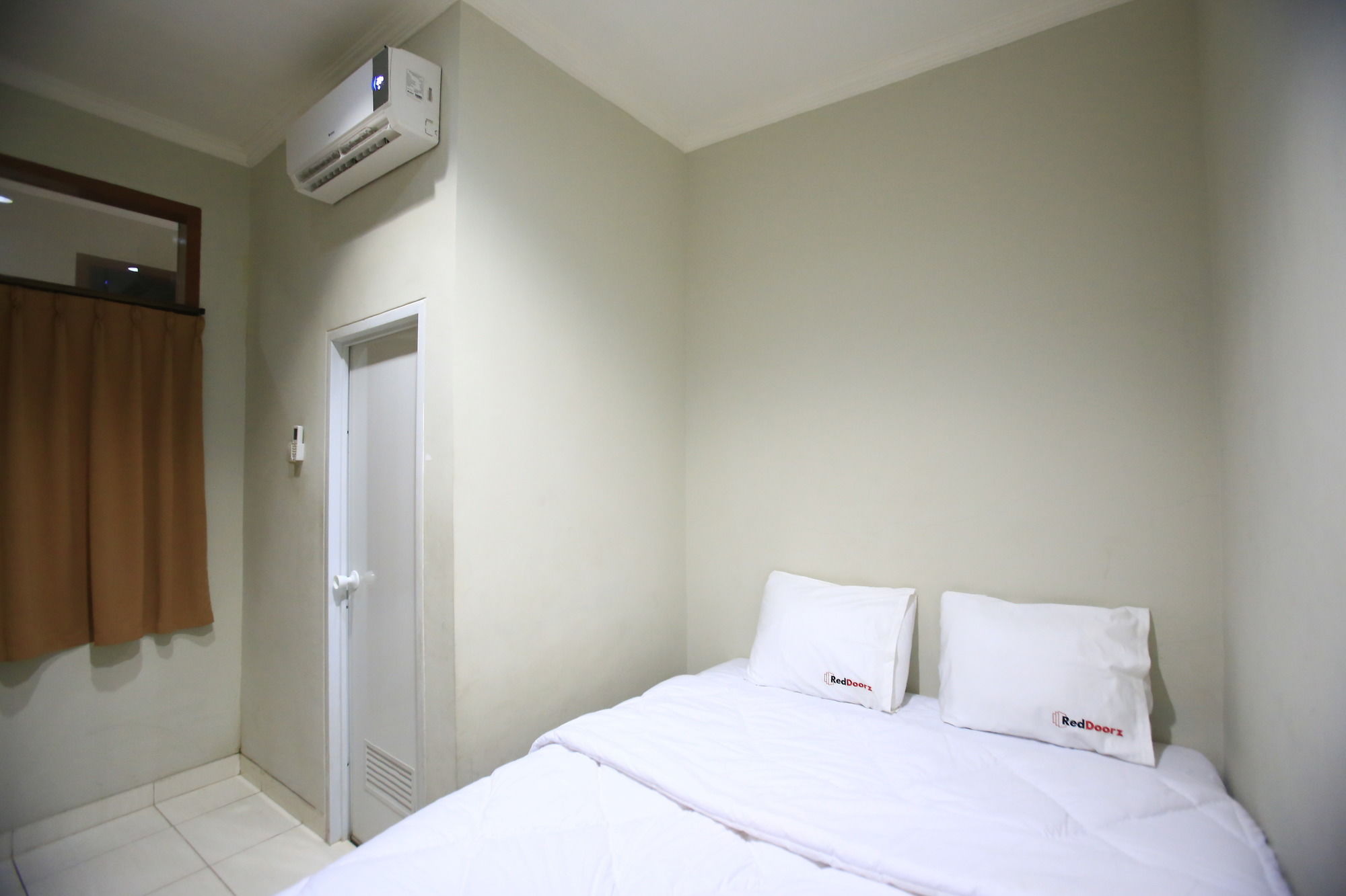 RedDoorz Karet Pedurenan