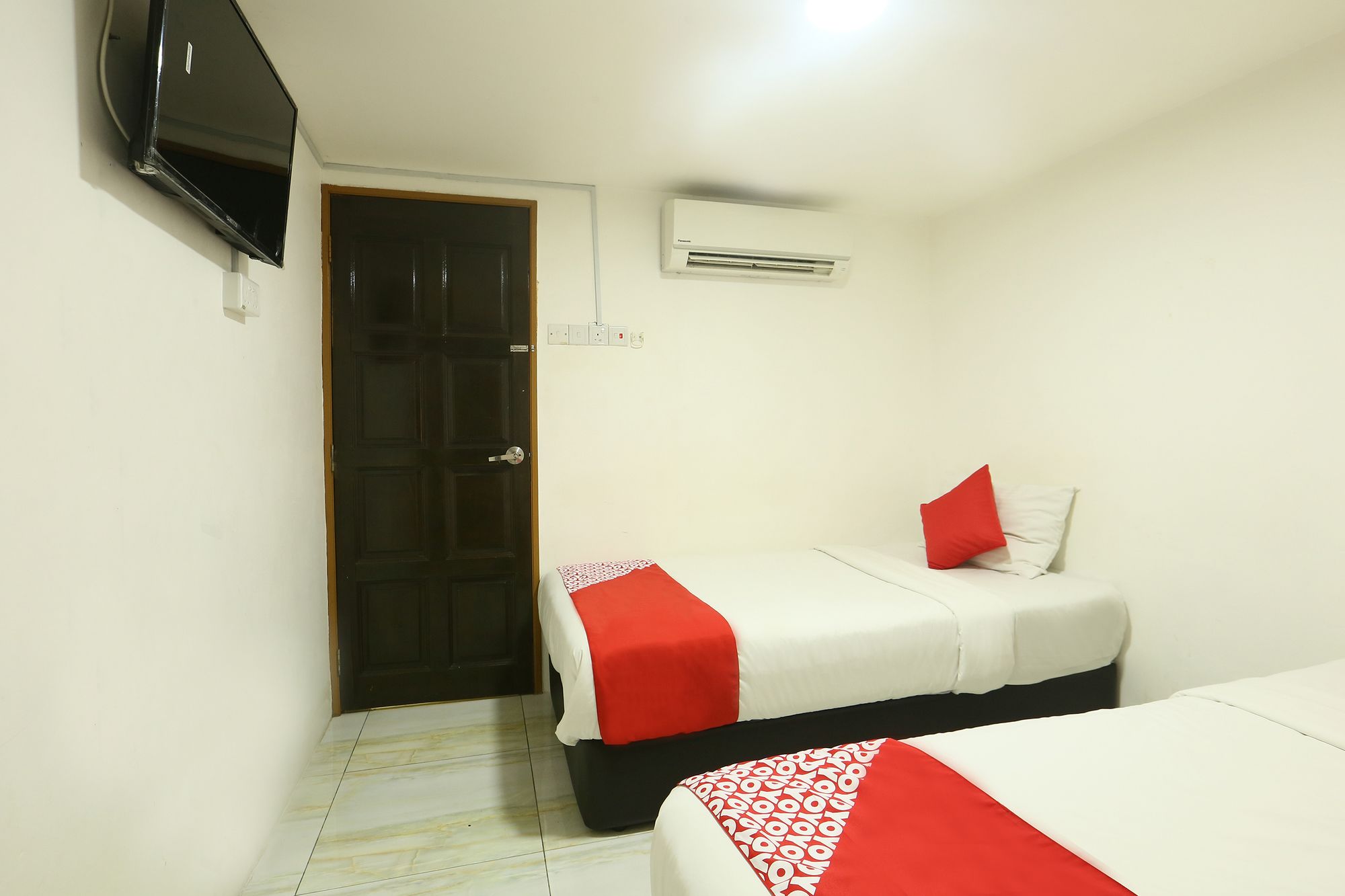 Everest Hotel by OYO Rooms