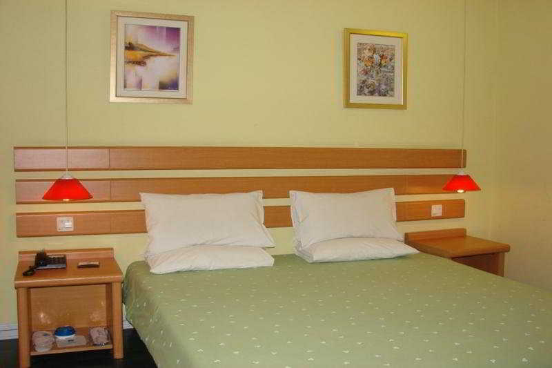 Home Inn Shanghai Beihong Road