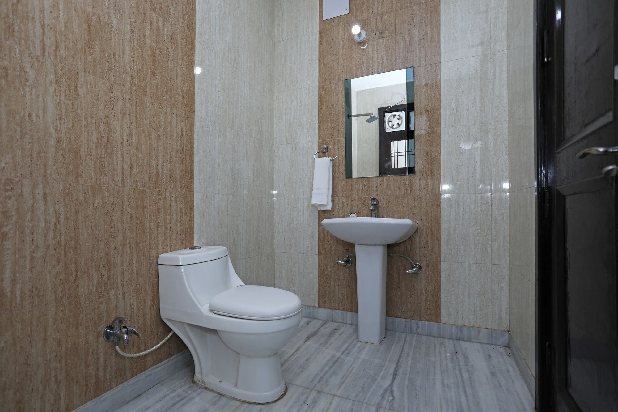 OYO 11606 Hotel K R Group