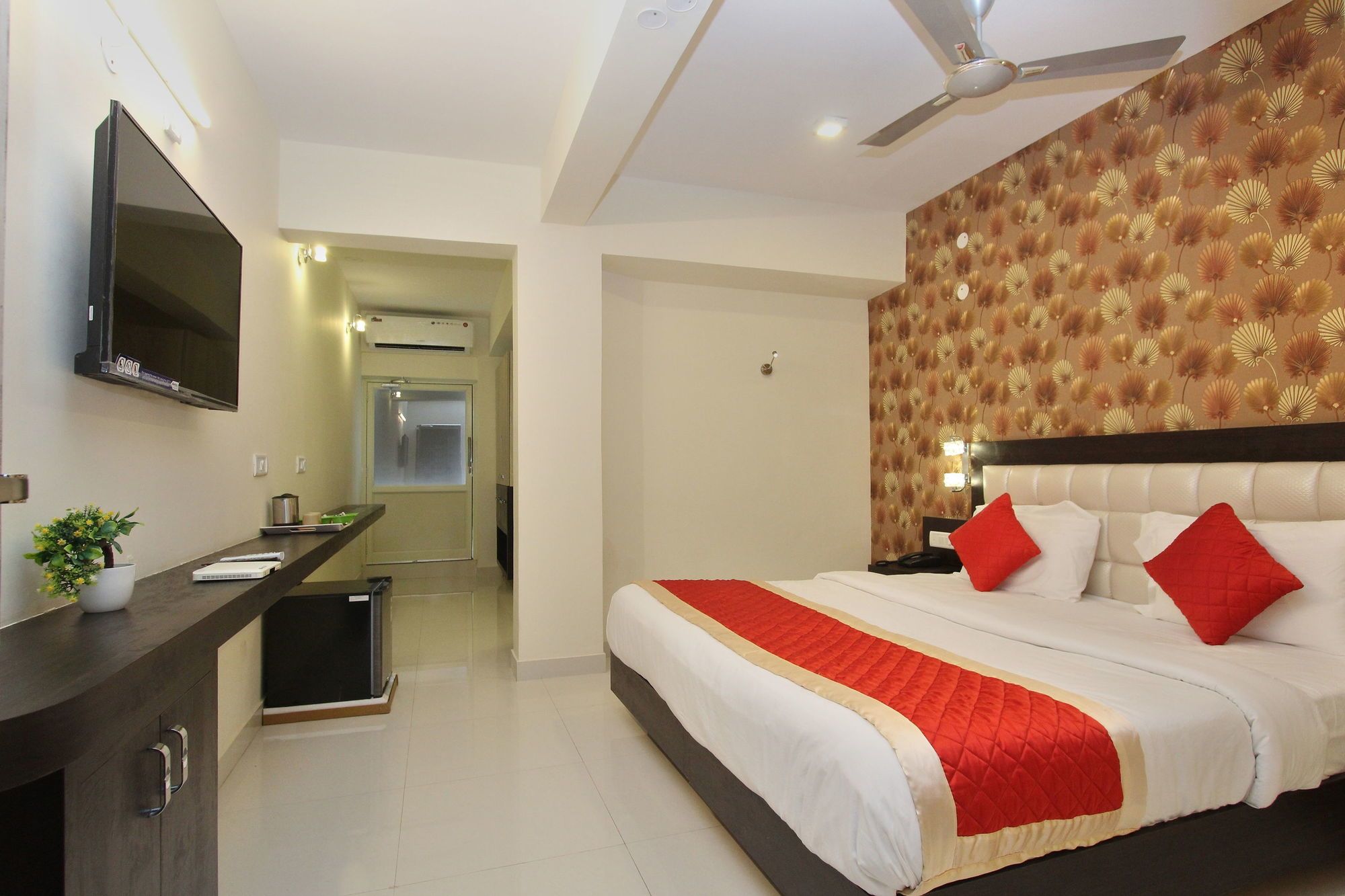 Vee Suites by OYO Rooms