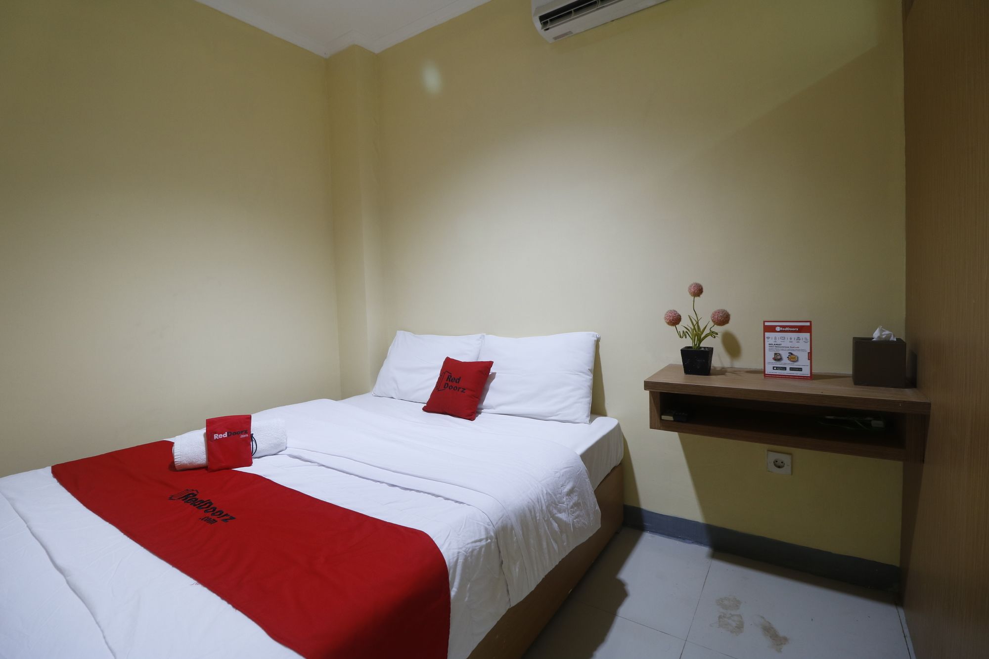 RedDoorz Plus near ITC Cempaka Mas