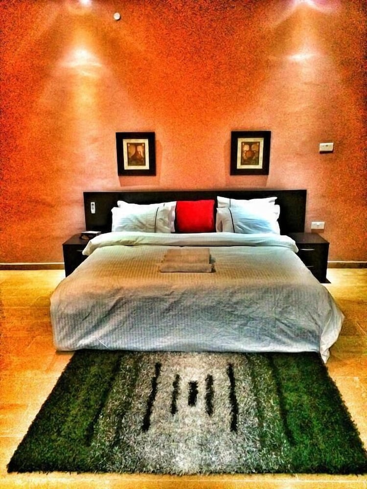 The 09 Club House Lounge And Suites