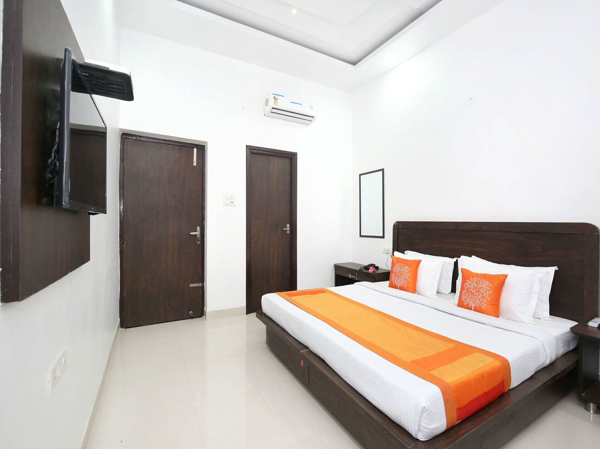 Oyo 11421 Regal Residency