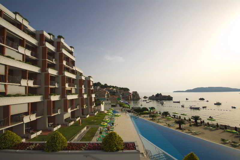 Maestral Resort Casino