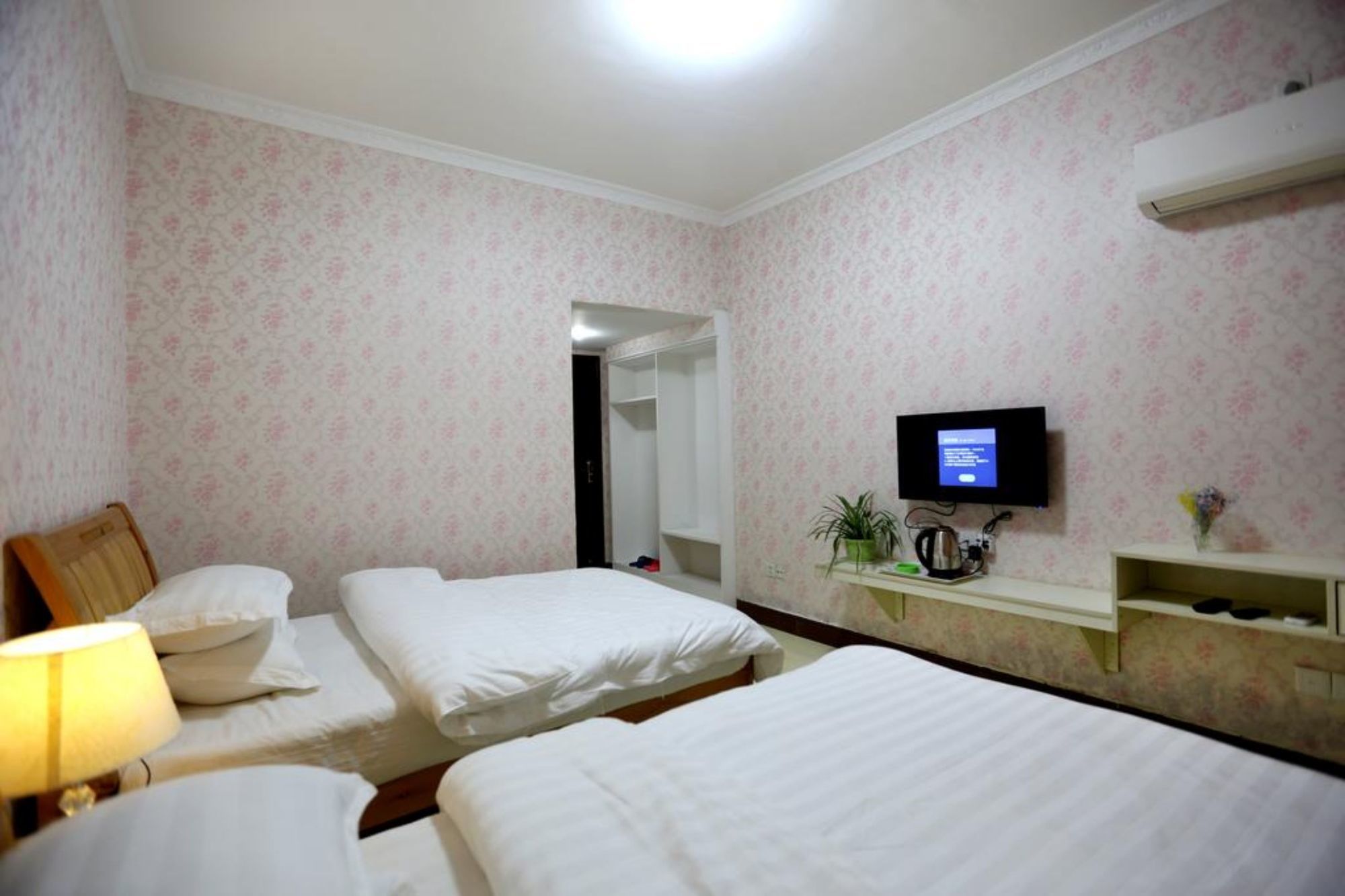 Flower House Girl Youth Hostel