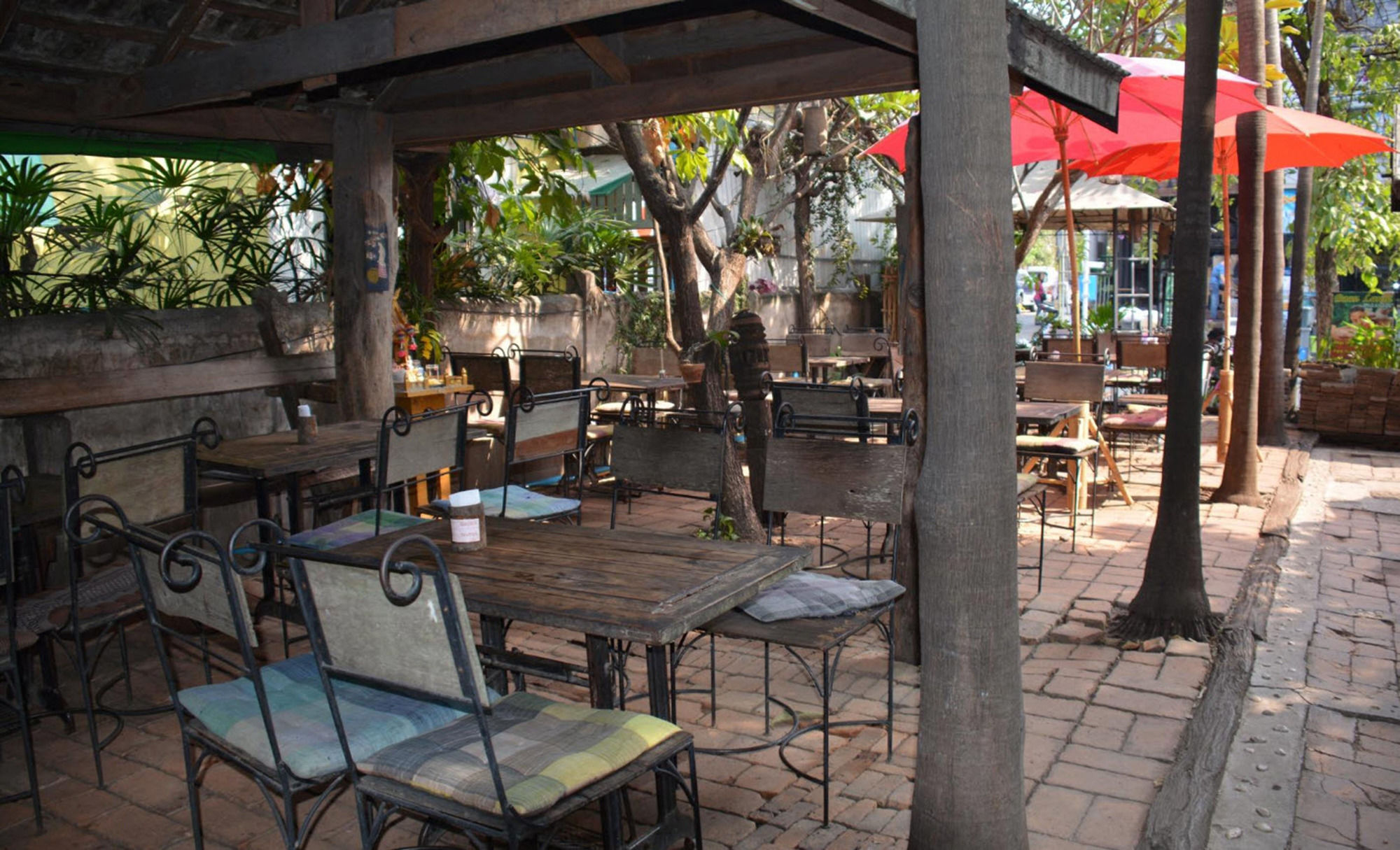Baan Lansa Bed & Bar
