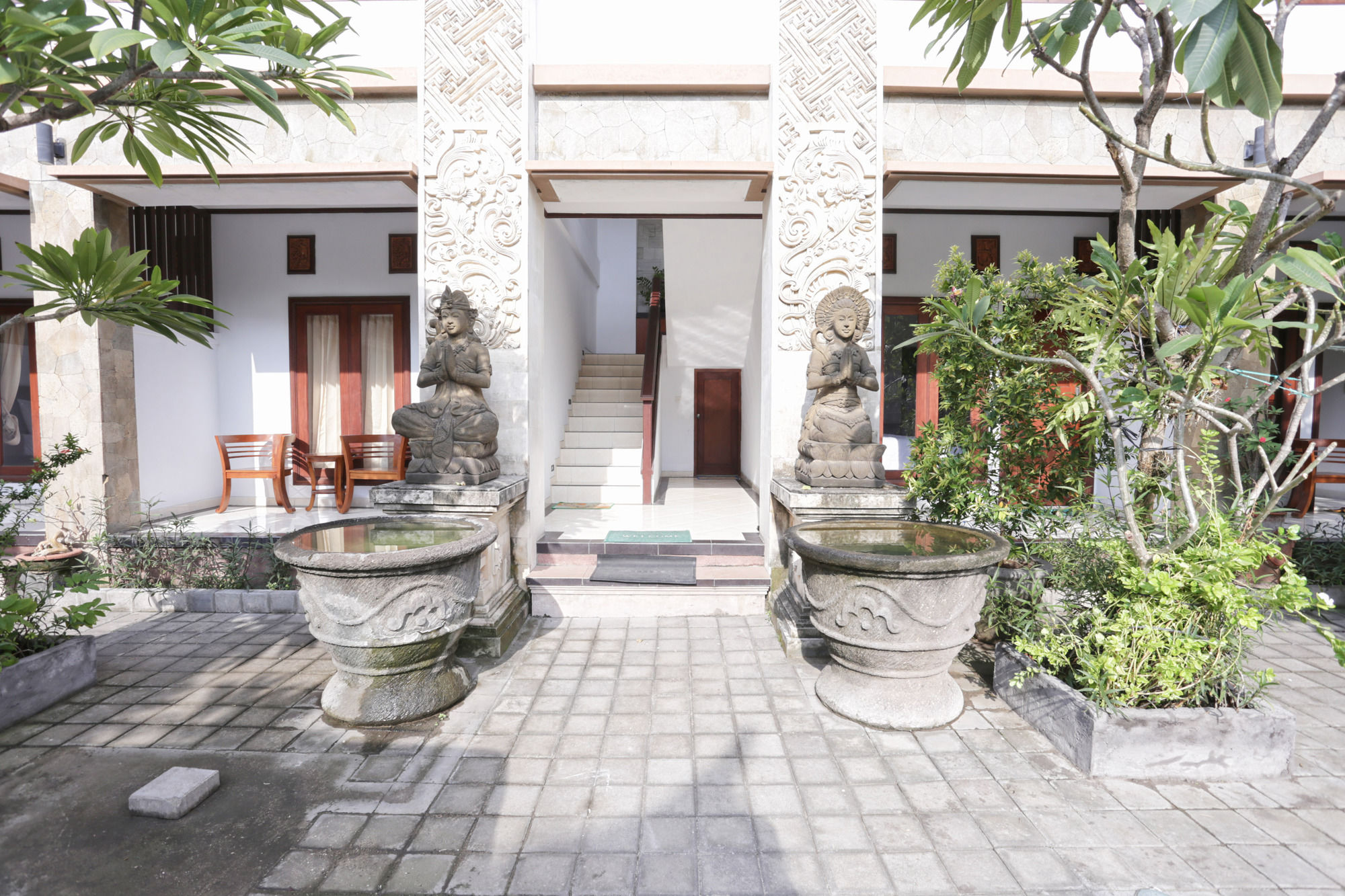 Puri Jayaraja Guest House by RedDoorz