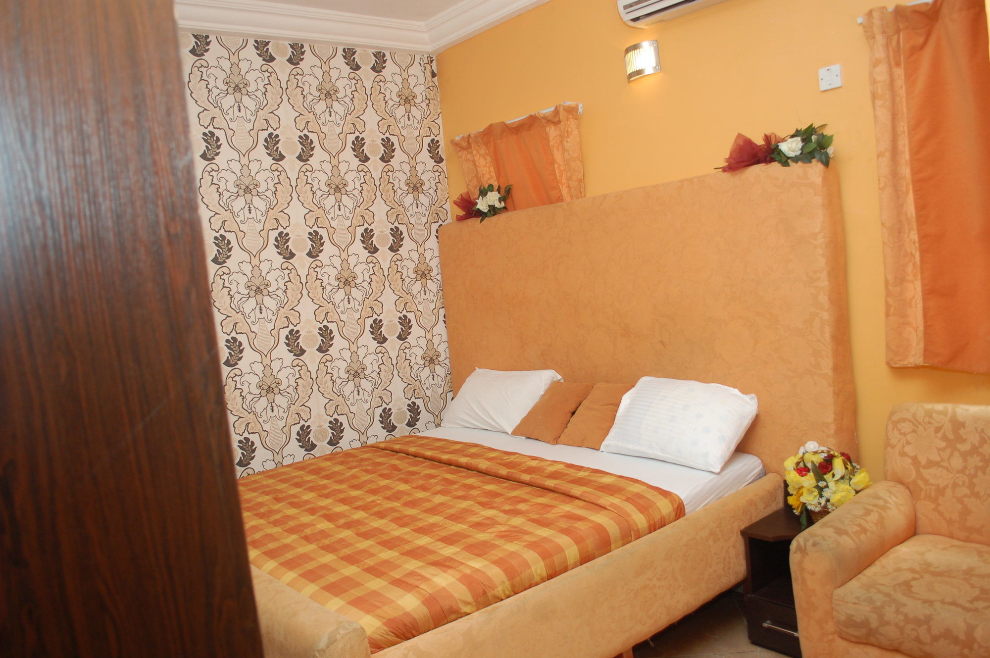 Dcove Hotel & Suites