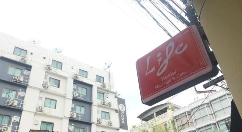 Life Hostel Massage & Café