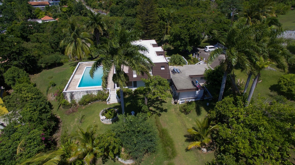 Paradise Burlington Villa