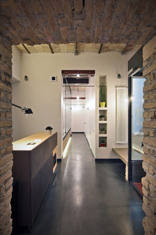 1880 Atypical Rooms