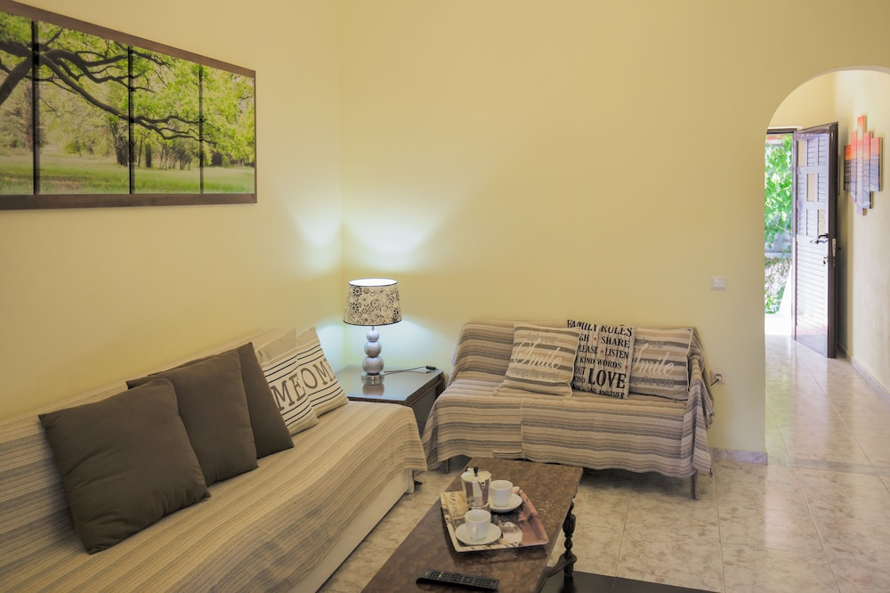 Marilena House Apartments & Studios
